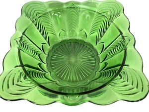 Antica ciotola EAPG quadrata verde con design pannello Chevron, vetro USA 8-3/4" - Foto 1 di 11