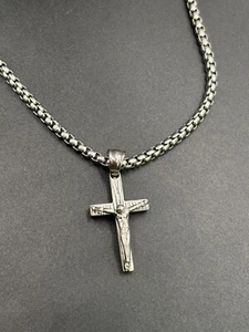 Collana Uomo con Pendente Cristo in Croce in Acciaio Inossidabile IDEA REGALO - Imagen 1 de 3