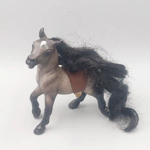 Breyer Dappled Grey Pony Brushable Mähne und Schwanz mit Sattel - Bild 1 von 9