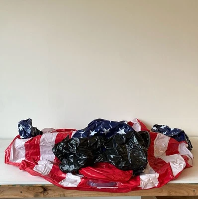 GAME Derby Duck Estrellas y Rayas Piscina Inflable Grande Flotador, Rojo/Blanco/Azul Foto 1 de 4