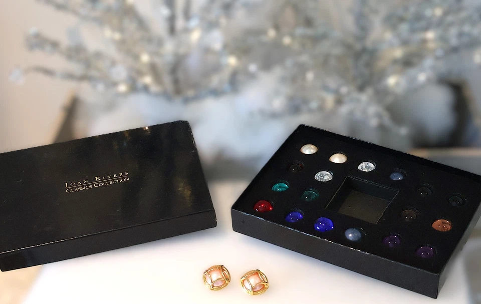 Pendientes Joan Rivers en Caja 10 Pares Intercambiables Colección Clásica Perforados Foto 1 de 4