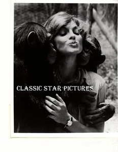 Q428 Linda Gray chimpanzees The Wild and the Free 1980 8 x 10 vintage photograph - Picture 1 of 2