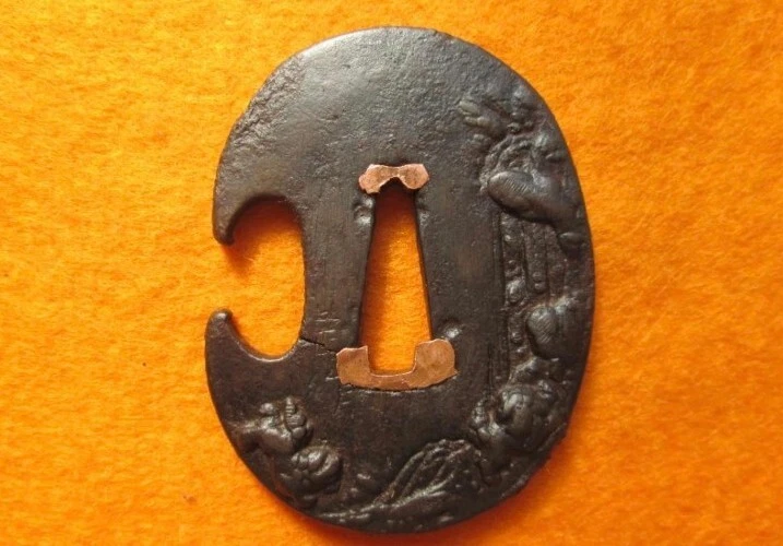 青銅製 伝統的な武具の鍔 楽天市場】日本刀装具 桜龍の図 刀鍔 銅地 細工 絵金銀 鍔 刀の鍔 ツバ