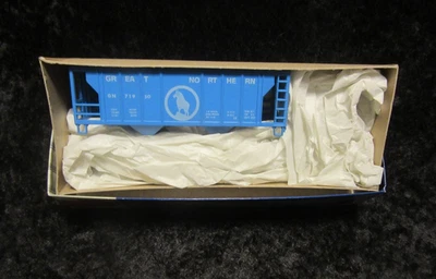Roundhouse HO Scale Great Northern (GN) 2-Bay Covered Hopper Car No. 71950 Kit - Image 1 of 3