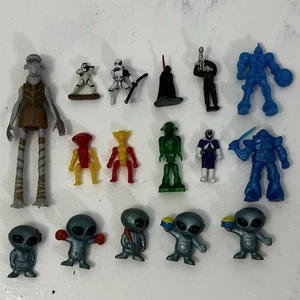 (16) Lotto giocattoli action figure vintage micro mini vending alien star wars vader - Foto 1 di 19