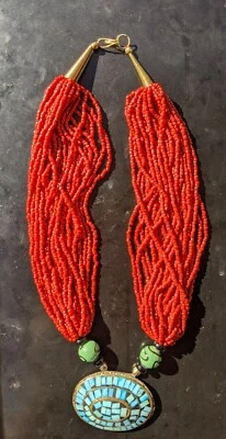 Antiguo collar chino de cuentas de coral rojo de múltiples hilos con pedante Foto 1 de 4