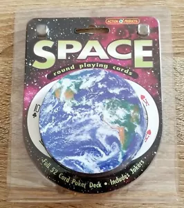 Action Products Earth Outer Space Round Poker Giocando 52 Carte Mazzo Joker Nuovo - Foto 1 di 2