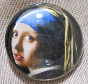 LRG GLASS DOME PIC BUTTON OF FAMOUS PAINTING "GIRL W THE PEARL EARRING" - 30mm - Picture 1 of 3