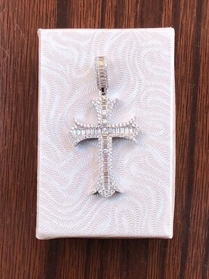 Colgante de cruz pavé de plata de ley 925 para hombre Baguette circonita cúbica 32 mm (1,26")/45 mm (1,77") Foto 1 de 4