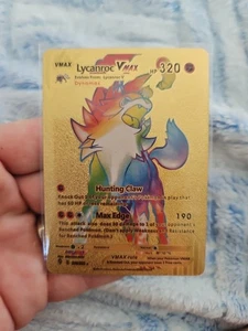 Lycanroc Vmax Arcobaleno Gold Foil Fan Art Vinile Texturizzato Pokemon da Collezione  - Foto 1 di 2