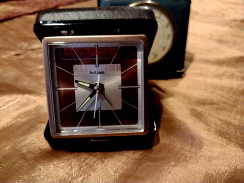 Bulova Vintage Electrónic Travel Alarm Clock Brown Flip Case Japan Not Tested Cover