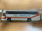 Busch/Praline - 1:87 - Bus &quot;Albertville 1992 Olympische Spiele&quot; mit Anh&#228;nger