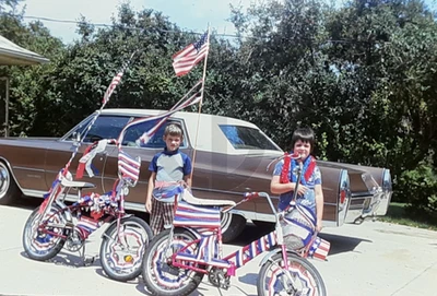 Crianças com bicicletas Patriotic Banana Seat, 4 de julho Bicentenial: 1970 35mm Slide - Imagem 1 de 3