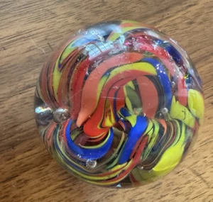 Kunstglas Briefbeschwerer 2,25" klar mit blauen, orange gelben Wirbeln Bändern - Bild 1 von 5