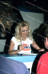 Libro Pamela Anderson firma Candid Shot 1996 diapositiva fotografica 35 mm originale - Foto 1 di 1