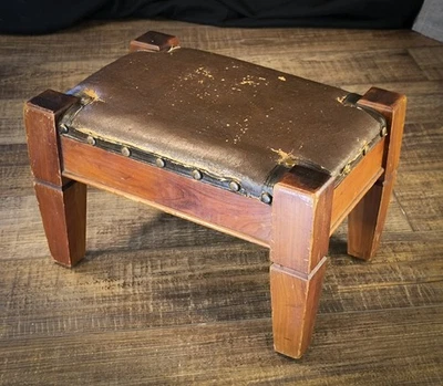 Антикварный ножной табурет John E. Geiger из красного кедра. Торп, Висконсин. Искусства и ремесла. РЕДКАЯ. - Изображение 1 из 4