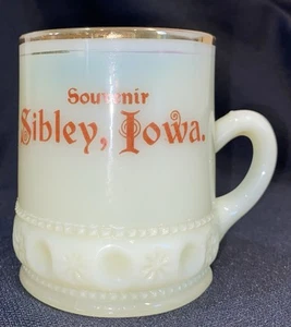 Tazza con manico souvenir in vetro crema pasticcera SIBLEY IOWA IA anni '900 EAPG 3,25" - Foto 1 di 7