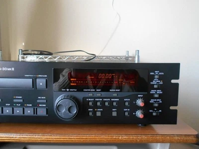 Cubierta de cinta de audio digital TASCAM DA-30MKII cubierta de datos TEAC profesional AC100V Foto 1 de 4