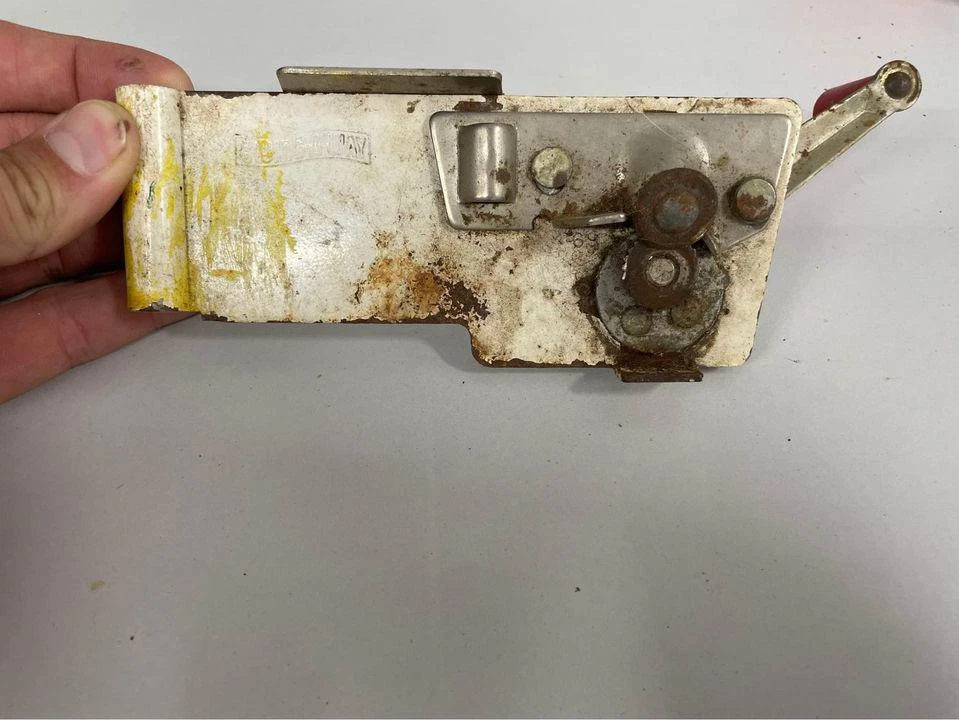 Abridor de latas manual de montaje en pared SWING AWAY de colección mango blanco plateado Foto 1 de 3