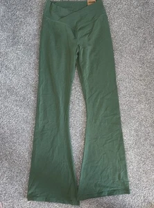 Neu mit Etikett VS Pink High Waist volle Länge V Crossover Flare Leggings M grün - Bild 1 von 9