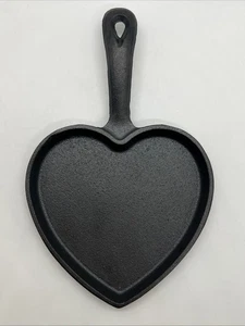 Galerie Mini herzförmige Gusseisen Pfanne Pfanne 8 1/4", lang - 5" breit NEU! - Bild 1 von 3