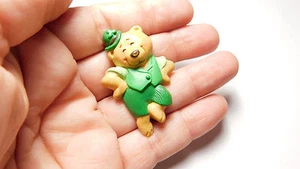 Broche de oso bailarín trébol verde tarjetas sello de San Patricio 1986 vintage - Imagen 1 de 3