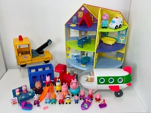 Peppa Pig Casa Fascio con Figure, Treno Aereo Rimorchio Camion con Suoni Playset - Foto 1 di 15