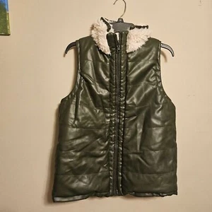 Tuckernuck Reversible Green and Cream Faux Leather Full Zip Vest Size Medium - Picture 1 of 14