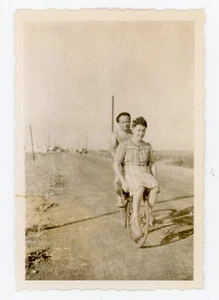 PHOTO amateur  SNAPSHOT vers 1950, un couple sur un vélo ancien route campagne - Picture 1 of 2