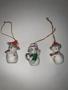 "Juego de 3 estatuillas vintage de muñeco de nieve Napcoware espaguetis Navidad 2"" porcelana de hueso" - Imagen 1 de 12