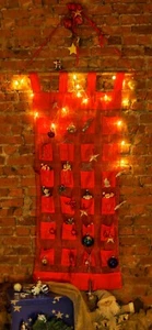 Adventskalender zum Befüllen Vorhang Rot organdi mit 24 Taschen Gold bestickt - Picture 1 of 2