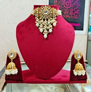 Collana da sposa elegante indiana tradizionale piena di perle bianche con Jumka. - Foto 1 di 3