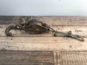 Bloque de metal oxidado vintage y polea de aparejos con gancho y cable corto - Imagen 1 de 6