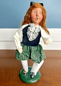 Byers Choice Caroler St Patrick's Day Irish Dancing Red Hair Girl 2012 SIGNIERT - Bild 1 von 8