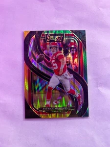 Amortiguador Panini Select 2024 - Premier Level Patrick Mahomes II #120 verde y rojo - Imagen 1 de 2