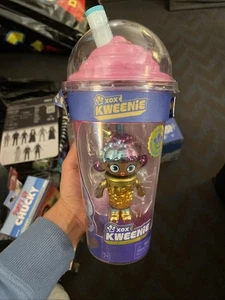 SDCC 2025 Moose Toys Exclusivo XOX Kweenie Exclusivo: Kween of Boba En Mano - Imagen 1 de 7