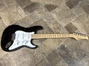ATOMIC TOM SIGNED AUTOGRAPHED BLACK ELECTRIC GUITAR ALL 4 RARE LUKE ERIC TOBIAS - Picture 1 of 3