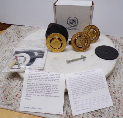 4 Rejillas Heritage Of Ownership Cadillac Car Medallion XXl-XXll-XVlll-Dorado-Plateado Foto 1 de 4