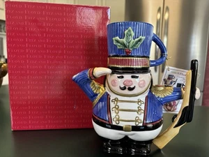 Fitz & Floyd Spielzeugsoldat Snack Therapie figurale Teekanne Kakaokanne mit Tasse in Box - Bild 1 von 17