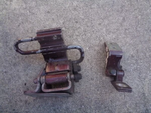 2000 AUDI A6 REAR DOOR HINGES SET LOWER & UPPER RIGHT PASSENGER - BURGUNDY OEM - Picture 1 of 3
