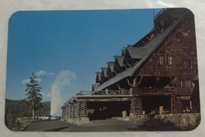 Old Faithful Inn & Old Faithful Geysr, Yellowstone Nationalpark. Postkarte (O2) - Bild 1 von 2