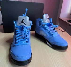 Nike AIR JORDAN 5 RETRO SE UNC - University Blue/Black White EUR 42/USA 8.5 NEU - Bild 1 von 10