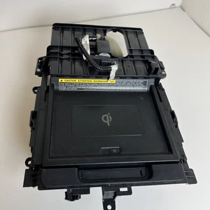 Toyota Camry 2021 consola central delantera bandeja caja con cargador inalámbrico OEM - Imagen 1 de 10