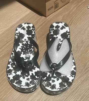 Chanclas Michael Kors Bedford blancas y negras con diseño llamativo talla 7M Foto 1 de 4