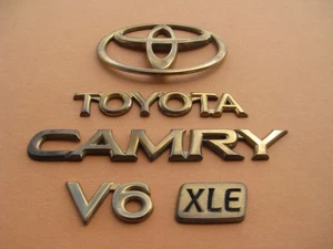 97 98 99 00 01 TOYOTA CAMRY XLE REAR LID EMBLEM LOGO BADGE SIGN SYMBOL A46569 - Picture 1 of 8