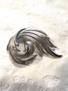 Vintage signierte Trifari gebürstete silberfarbene & glänzende Wirbel Brosche Anstecknadel gebraucht, in einwandfreiem Zustand - Bild 1 von 4