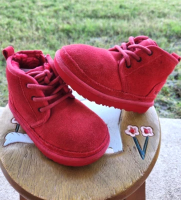 Ugg Neumel II "Rojo" Niño 10C Foto 1 de 4