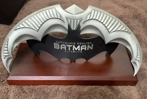 🔥DC COMICS BATMAN OFFICIAL BATARANG 1:1 PROP REPLICA STATUE DARK KNIGHT RISES - Picture 1 of 7