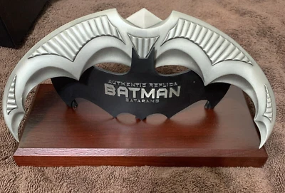 🔥DC COMICS BATMAN OFICIAL BATARANG 1:1 UTILERÍA RÉPLICA ESTATUA CABALLERO OSCURO SE LEVANTA Foto 1 de 4