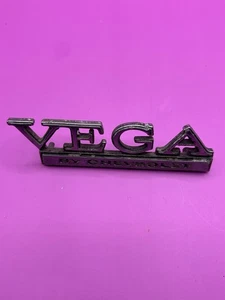 Vintage OEM 1972 Vega By Chevrolet Rear Emblem 9614435 Nameplate - Bild 1 von 4